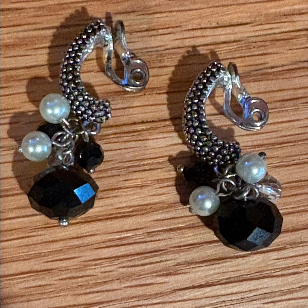 Elegant Silver and Black Dangle Earrings.   Vintage clip ons